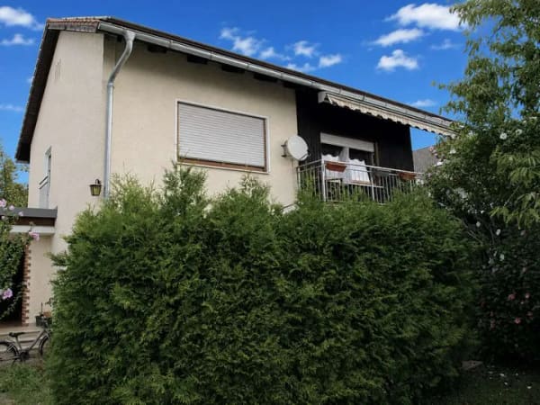 Immobilie in Winhöring - Vermietetes, solides 2-Familienhaus mit Wintergarten, Doppelgarage, Garten und modernen Heizquellen - Bild 1