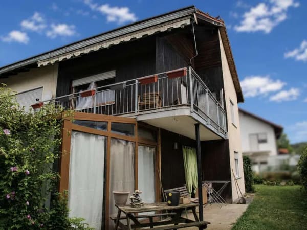 Immobilie in Winhöring - Vermietetes, solides 2-Familienhaus mit Wintergarten, Doppelgarage, Garten und modernen Heizquellen - Bild 2