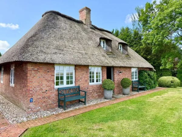 Immobilie in Uelvesbüll - Historische Reetdachkate in einzigartiger Deichlage an der Nordsee - Bild 0