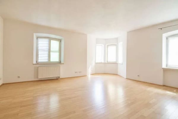 Immobilie in Rosenheim - Helle, barrierefreie Service-Wohnung im historischen Kaiserhof mit Erker und 6 Fenstern - Bild 1