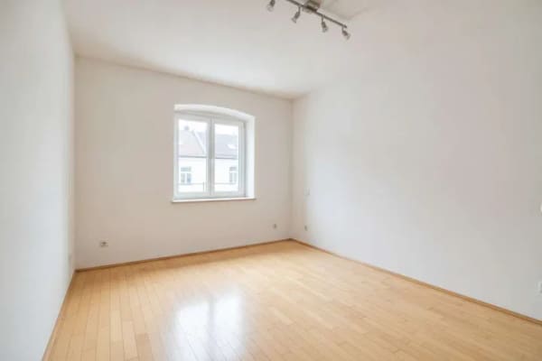 Immobilie in Rosenheim - Helle, barrierefreie Service-Wohnung im historischen Kaiserhof mit Erker und 6 Fenstern - Bild 3