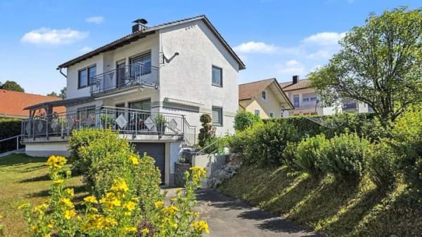 Immobilie in Mauth - Raum für Kinderträume und Entfaltung: Charmantes Einfamilienhaus mit großem Garten und 3 Garagen - Bild 0