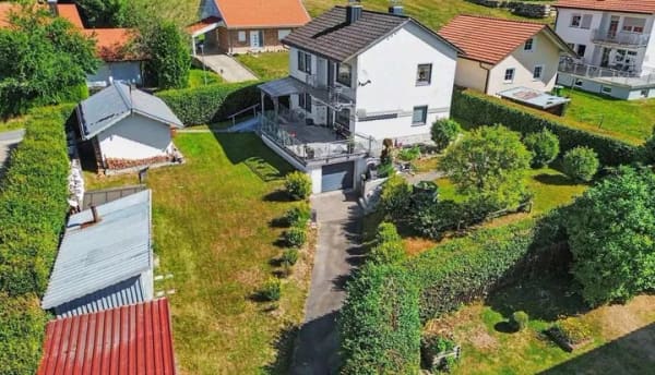 Immobilie in Mauth - Raum für Kinderträume und Entfaltung: Charmantes Einfamilienhaus mit großem Garten und 3 Garagen - Bild 1