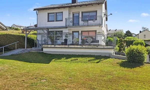 Immobilie in Mauth - Raum für Kinderträume und Entfaltung: Charmantes Einfamilienhaus mit großem Garten und 3 Garagen - Bild 2