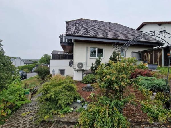 Immobilie in Runkel - Gepflegtes Einfamilienhaus mit schön angelegtem Garten und separater Einliegerwohnung. - Bild 1