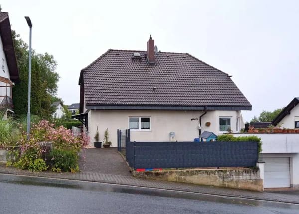 Immobilie in Runkel - Gepflegtes Einfamilienhaus mit schön angelegtem Garten und separater Einliegerwohnung. - Bild 2