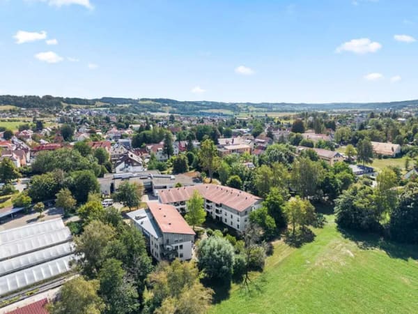Immobilie in Wilhelmsdorf - Sofort verfügbar: Gepflegte 2-Zimmer-Wohnung im Seniorenwohnen mit Balkon & Carport in Wilhelmsdorf - Bild 2