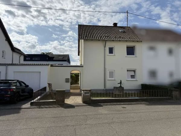 Immobilie in Gomaringen - Charmante Doppelhaushälfte mit schönem Garten und großer Garage - Bild 1