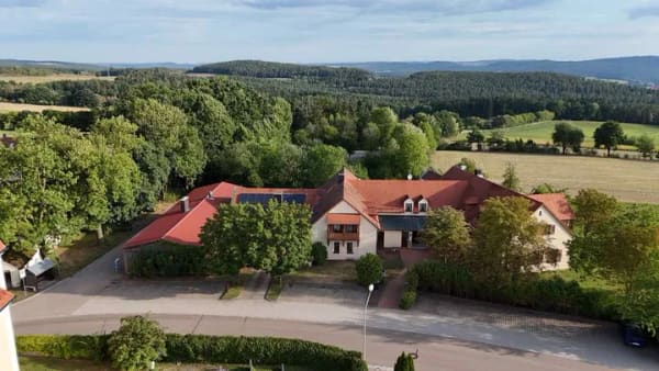 Immobilie in Neunburg vorm Wald - Anmutiges Anwesen mit 2 Wohneinheiten, Gastronomie und Ladengeschäft in Neunburg vorm Wald - Bild 0