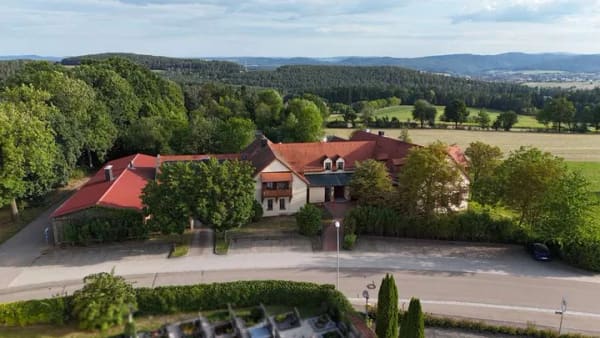 Immobilie in Neunburg vorm Wald - Anmutiges Anwesen mit 2 Wohneinheiten, Gastronomie und Ladengeschäft in Neunburg vorm Wald - Bild 1