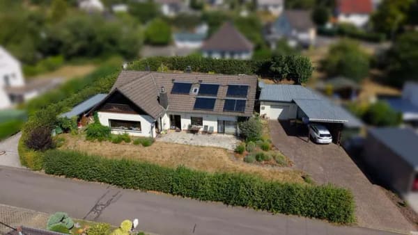 Immobilie in Langenhahn - Charmantes Einfamilienhaus mit Doppelgarage, Balkon, Terrasse & großzügigem Garten in ruhiger Lage! - Bild 1