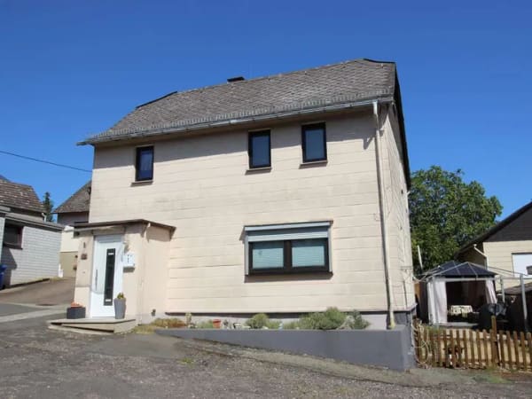 Immobilie in Heidenrod - Gemütliches Einfamilienhaus in ruhiger Lage mit Garten, Hof und Garagen - Bild 0
