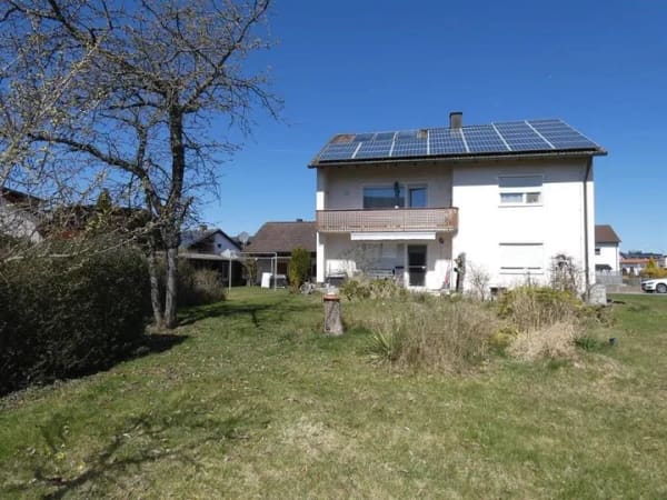 Immobilie in Weiherhammer - Solides Zweifamilienhaus mit PV-Anlage, Doppelgarage, großem Garten und attraktiven Mieteinnahmen - Bild 0