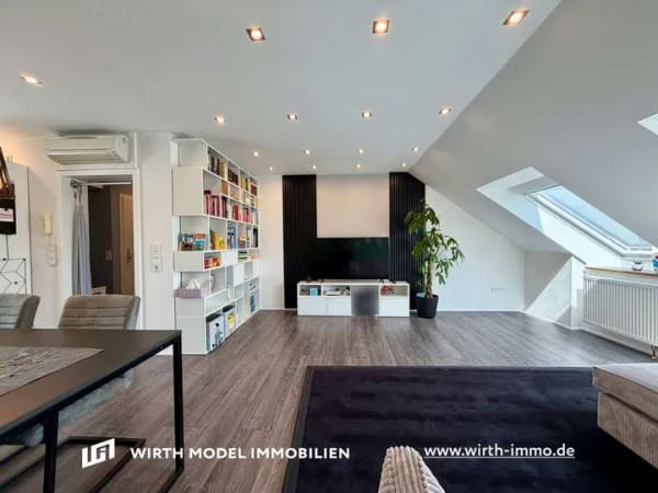 Immobilie in Röthlein - Ansprechende Vier-Zimmer-Wohnung mit PKW-Stellplatz in schöner Lage Röthleins - Bild 1
