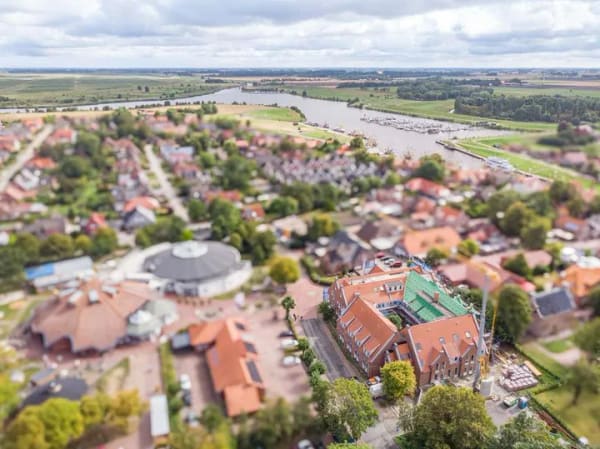 Immobilie in Krummhörn - „Küstenwind“ – moderne Ferienwohnung mit Terrasse im Ortskern von Greetsiel - Bild 2