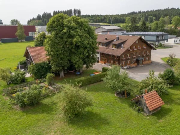 Immobilie in Isny im Allgäu - Wohnen und Arbeiten am Stadtrand von Isny nahe der Argen mit Bergblick - Bild 1