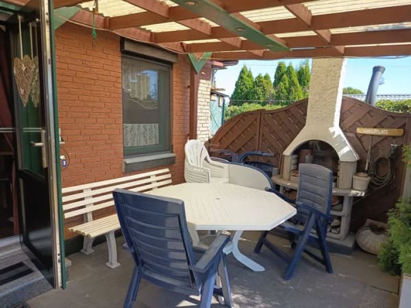 Immobilie in Zetel - Erholung pur auf ca. 316 m² Parzelle: Gepflegtes Ferienhaus mit integriertem Wohnwagen nahe dem Badesee - Bild 1
