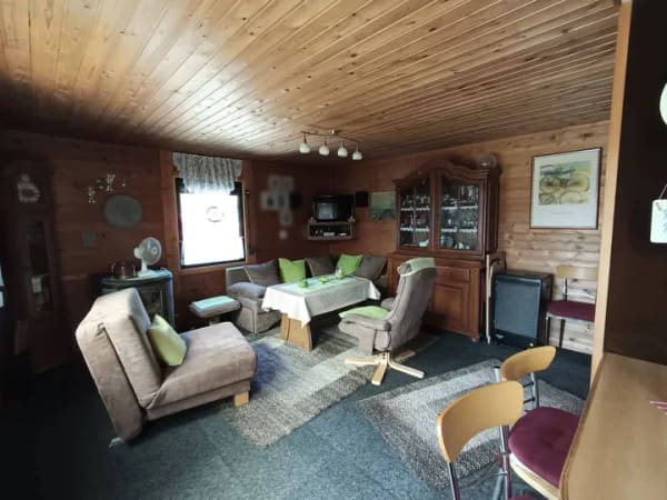 Immobilie in Zetel - Erholung pur auf ca. 316 m² Parzelle: Gepflegtes Ferienhaus mit integriertem Wohnwagen nahe dem Badesee - Bild 3