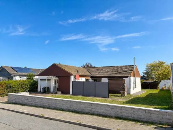 Immobilie in Laboe - Ostseenah wohnen: Winkelbungalow mit Garten, Garage und viel Potenzial - Bild 0