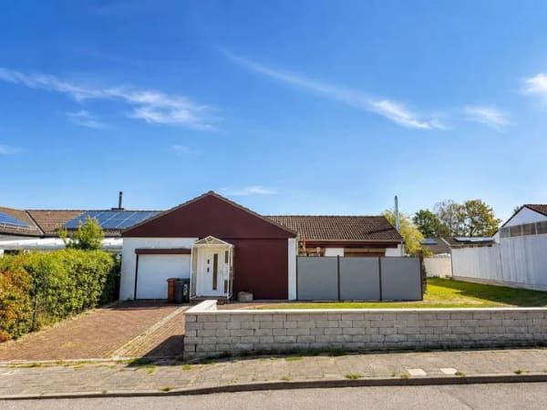 Immobilie in Laboe - Ostseenah wohnen: Winkelbungalow mit Garten, Garage und viel Potenzial - Bild 1