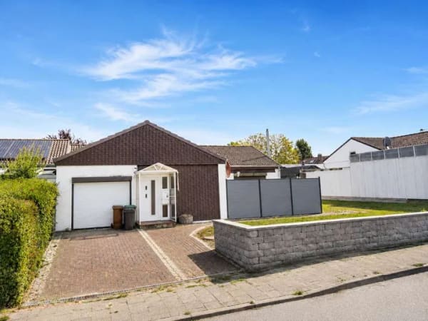 Immobilie in Laboe - Ostseenah wohnen: Winkelbungalow mit Garten, Garage und viel Potenzial - Bild 2