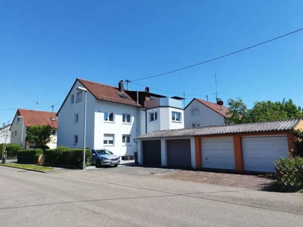 Immobilie in Kernen im Remstal - Charmante 3-Zimmer-Dachgeschosswohnung mit Dachterrasse, Garage & Gartenanteil - Bild 0
