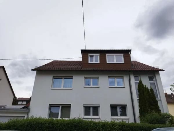 Immobilie in Kernen im Remstal - Charmante 3-Zimmer-Dachgeschosswohnung mit Dachterrasse, Garage & Gartenanteil - Bild 1