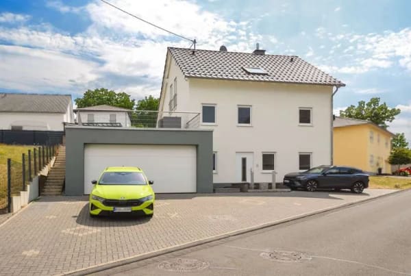 Immobilie in Bekond - Bekond: Junges Einfamilienhaus, Wärmepumpe, Wintergarten und große Garage mit Platz für mehrere PKW - Bild 1