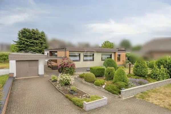 Immobilie in Zülpich - Großzügiger Bungalow mit 4 Schlafzimmern  und vielseitig nutzbarem Nebengebäude - Bild 0