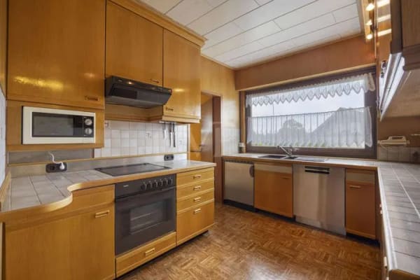 Immobilie in Zülpich - Großzügiger Bungalow mit 4 Schlafzimmern  und vielseitig nutzbarem Nebengebäude - Bild 2
