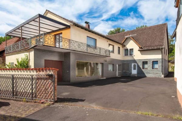 Immobilie in Mömbris - Hausensemble mit zwei Wohnhäusern, Ladengeschäft, Scheune und großem Grundstück  - Bild 0