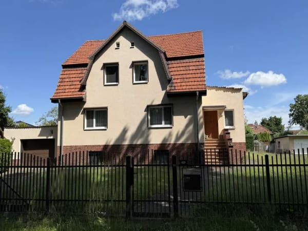 Immobilie in Dallgow-Döberitz - 140 qm Heimatvilla in Toplage. Hoher Keller, Ausbaureserve, Pool, Bahnhof 5 Minuten zu Fuß. - Bild 0