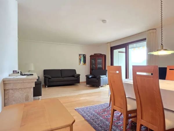 Immobilie in Schwalbach - Großzügige 4-Zimmer-Wohnung mit Balkon, Tiefgarage & Blick ins Grüne in Schwalbach - Bild 2