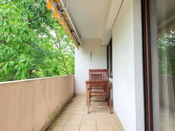 Immobilie in Schwalbach - Großzügige 4-Zimmer-Wohnung mit Balkon, Tiefgarage & Blick ins Grüne in Schwalbach - Bild 3