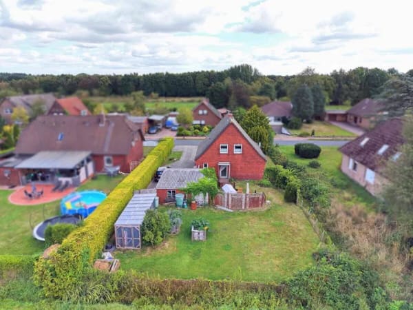 Immobilie in Wiesmoor - Solides Eigenheim mit Entwicklungspotenzial in rückwärtig unverbauter Lage - Bild 1