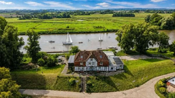 Immobilie in Osten - Einzigartige Wasserlage: 435 m² Wohnfläche, 70 m Bootsanleger, PV & großes Grundstück an der Oste - Bild 0