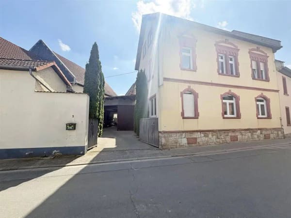 Immobilie in Wörrstadt - Schornsheim: Charmantes Einfamilienhaus mit Scheunen und großem Innenhof - Bild 1