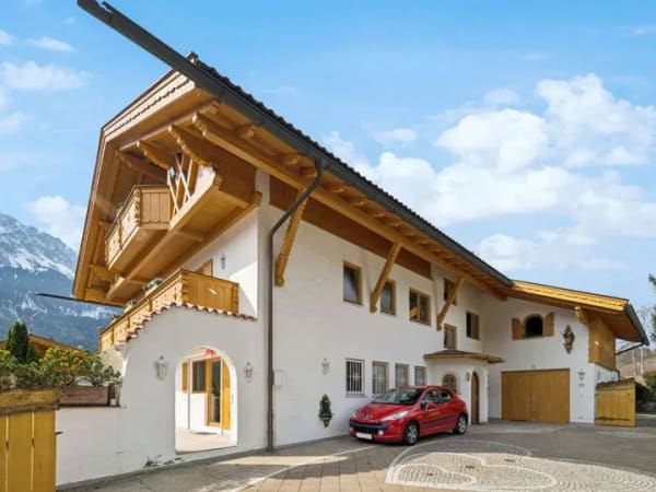 Immobilie in Grainau - Grainau: Repräsentatives Landhaus mit großem Garten und separatem Gästehaus - Bild 0