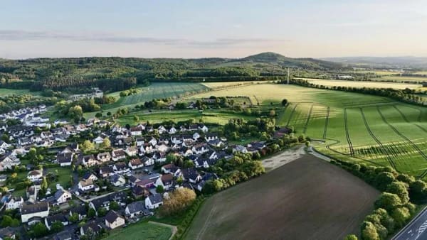 Immobilie in Bassenheim - Modernisierte Doppelhaushälfte mit Wintergarten, Garage, Werkstatt und Traumgarten! - Bild 1