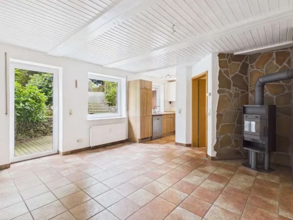 Immobilie in Herscheid - Einziehen oder vermieten: Lichtdurchflutete 4-Zimmer-Wohnung mit eigener Terrasse - Bild 2