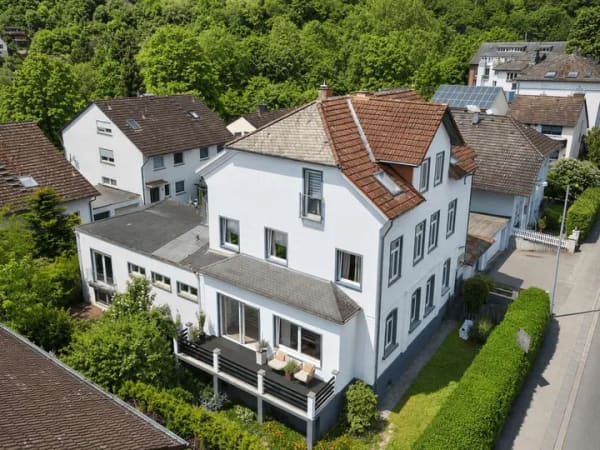 Immobilie in Hofheim am Taunus - Großzügige und moderne Hochparterre-Wohnung +58 m² Hobbykeller, Doppelgarage und großem Garten - Bild 0