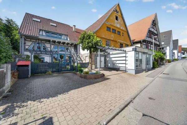 Immobilie in Herrenberg - Freistehendes Einfamilienhaus mit zusätzlichem Altgebäude in Herrenberg-Kayh - Bild 0