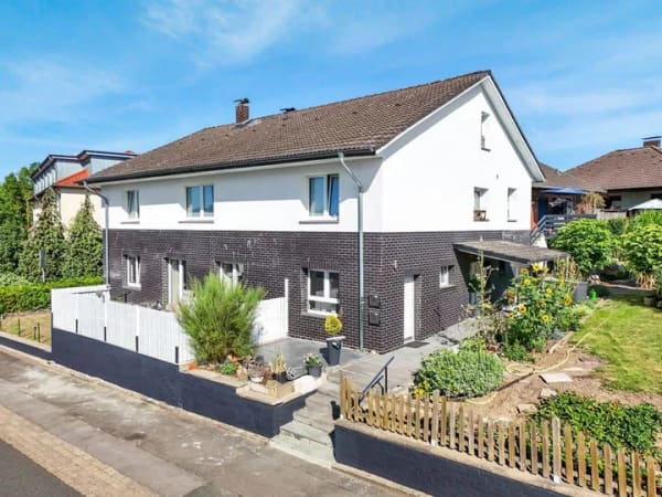 Immobilie in Hülsede - Drei Wohneinheiten, großzügiges Grundstück und vielseitige Nutzungsmöglichkeiten - Wohnen mit Charme und Potenzial - Bild 0