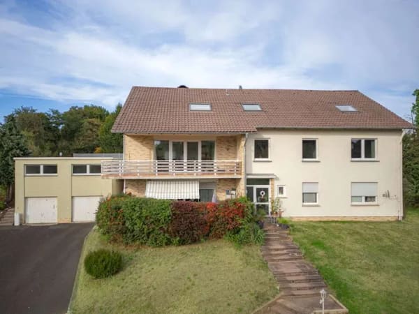Immobilie in Baunatal - Dreifamilienhaus Kirchbauna: Renditeobjekt mit Doppelgarage, 7 Stellplätzen, großzügigem Garten - Bild 1