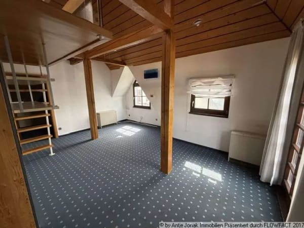 Immobilie in Wendlingen am Neckar - Charmante  2,5 Zimmer-Maisonette-Wohnung mit sonnigem Balkon in zentraler Lage von Wendlingen - Bild 2