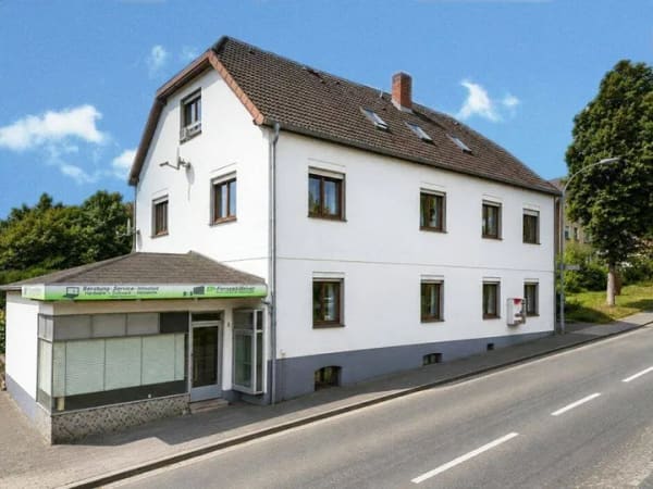 Immobilie in Kalletal - Mehrfamilienhaus mit drei Wohneinheiten und Gewerbeeinheit - vielseitige Kapitalanlage mit Potenzial! - Bild 0