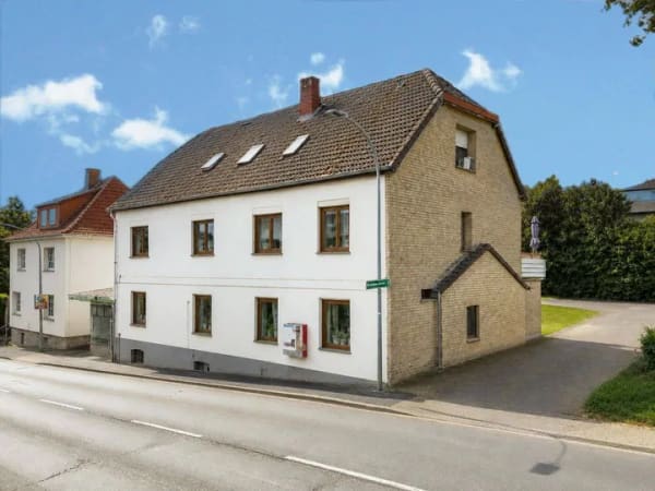 Immobilie in Kalletal - Mehrfamilienhaus mit drei Wohneinheiten und Gewerbeeinheit - vielseitige Kapitalanlage mit Potenzial! - Bild 1