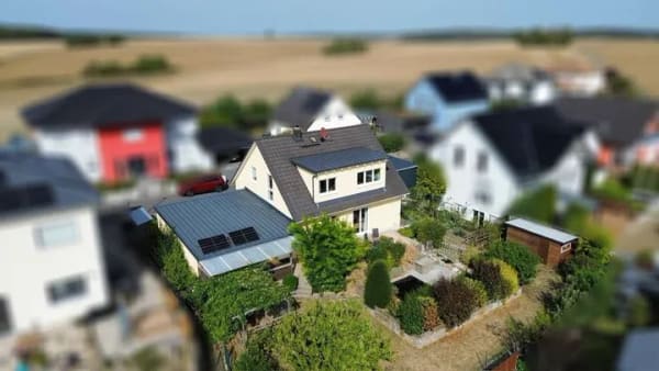 Immobilie in Großrinderfeld - Ankommen. Wohlfühlen. Bleiben. – Großzügiges Zuhause mit Gartenidylle - Bild 1