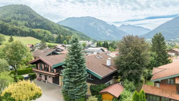 Immobilie in Ruhpolding - Alpenidylle in Ruhpolding – Großzügiges Einfamilienhaus mit Terrasse in beliebter Lage - Bild 1