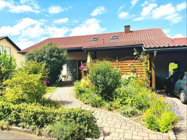 Immobilie in Eltmann - Einfach schön hier zu wohnen... familienfreundliches Haus mit Garage, Carport und großem Garten, Grund 1.100m², Wfl. 125m²! - Bild 0